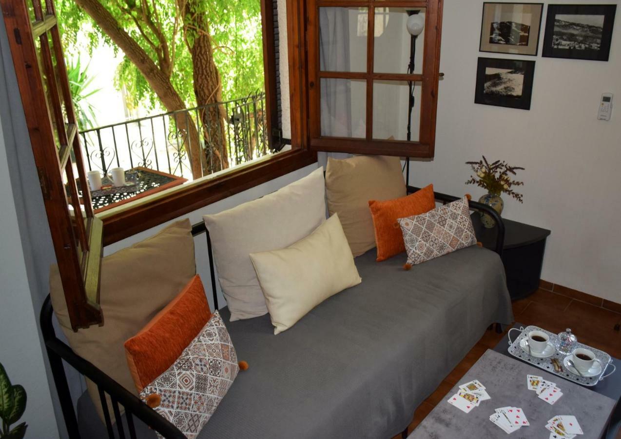 House Inside Garden Apartment Volos Exterior photo